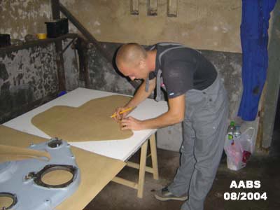Benoit qui d�coupe les nouveaux joints