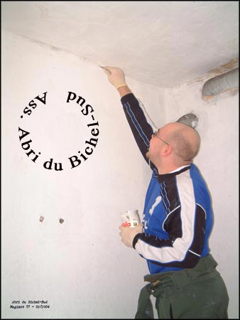 Fred qui fait les coins au pinceau