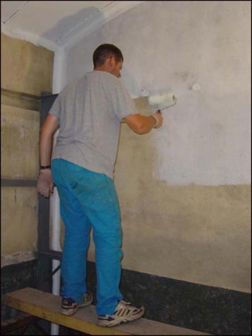 Nico qui applique la premi�re couche au rouleau