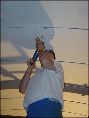 Application de mastic pour les ouvertures trop grandes