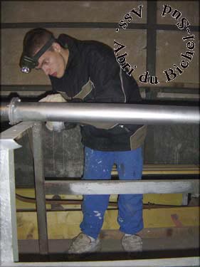 Nico repeint les tuyaux de ventilation