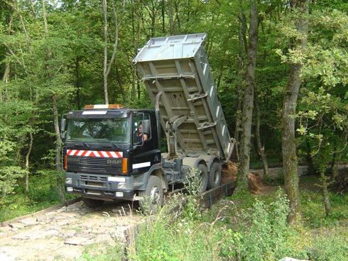 Le camion qui benne la terre
