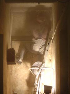 Benoit qui frotte les murs du couloir