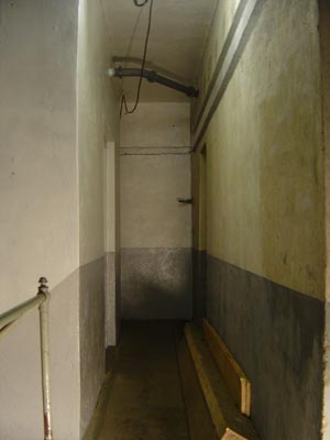 Le mur de gauche repeint et celui de droite pas encore repeint