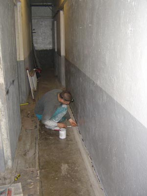 Nico qui met en peinture le soubassement du mur