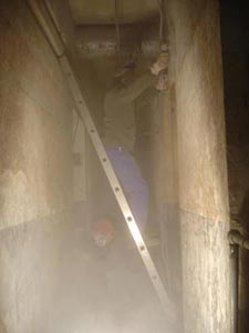 Benoit et Nico qui frottent les murs du couloir