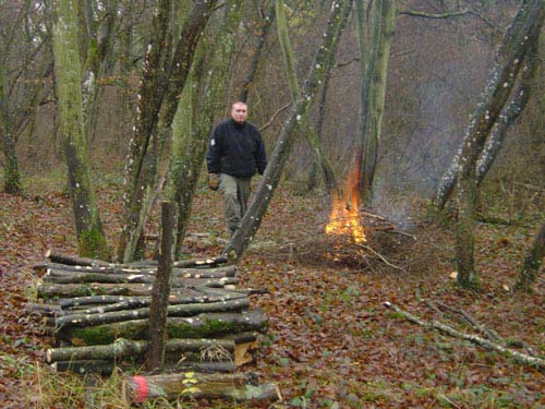 Eric qui surveille le feu.