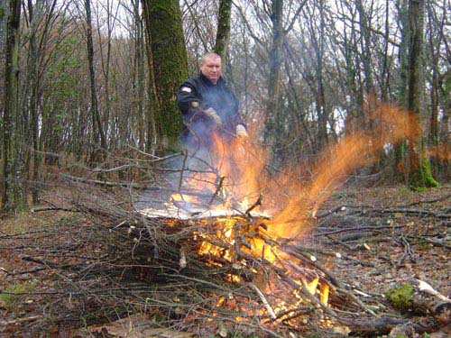 Eric qui entretien le feu.