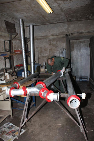 Mise en peinture des tuyaux de ventilation.