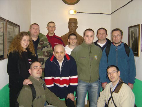 Le groupe devant le buste d'Andr� Maginot � Schoenenbourg