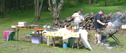 Eric et Henri qui font le barbecue pour les pompiers