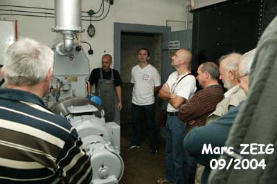 Photo d'un groupe dans l'usine