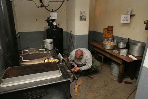 Eric qui remet du bois dans la cuisini�re