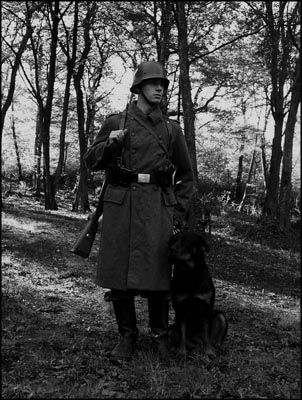 Le Feldgendarme et son chien