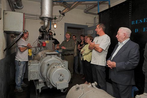 Benoit en pleines explications sur le fonctionnement de l'usine.