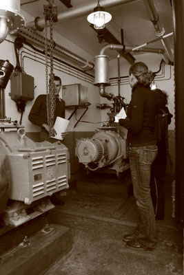 Petit groupe dans l'usine.